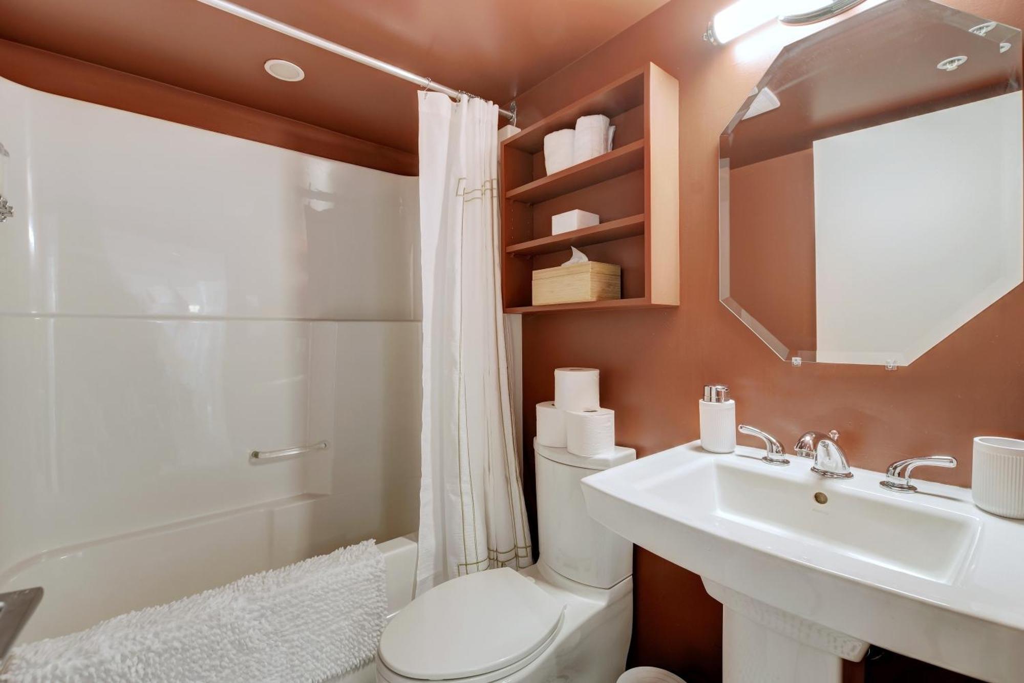Victoria'S Parliamentary Suite With Private Rooftop Patio & Harbour View Екстер'єр фото