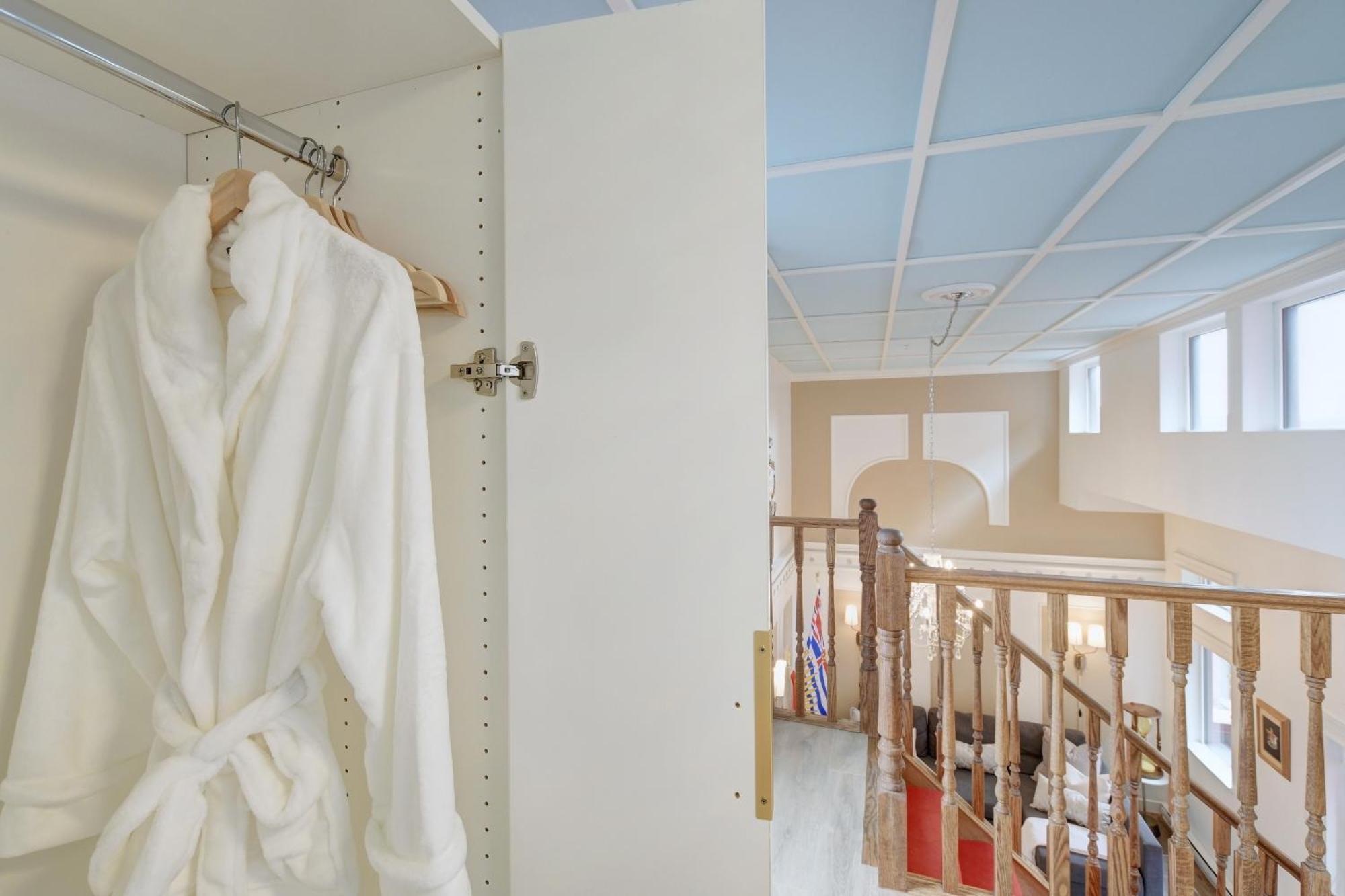 Victoria'S Parliamentary Suite With Private Rooftop Patio & Harbour View Екстер'єр фото